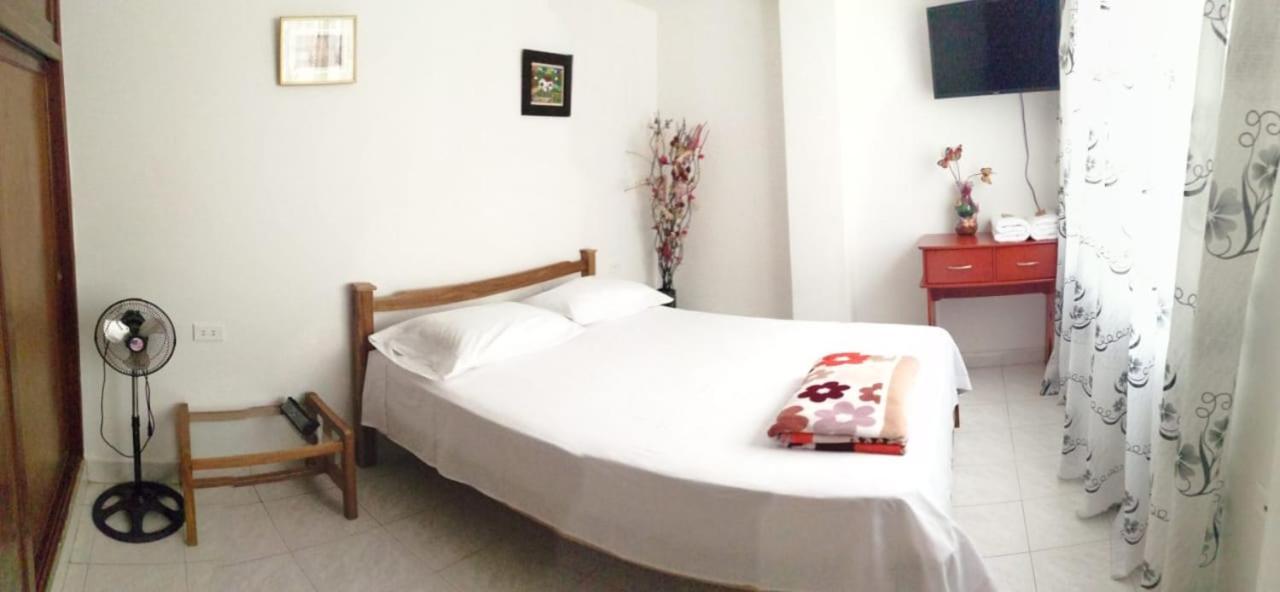 סן גיל Hostal Dante מראה חיצוני תמונה